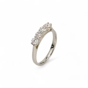 Platinum pole claw four stone diamond ring