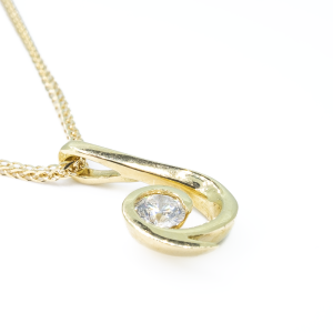 18ct yellow gold swirl design pendant