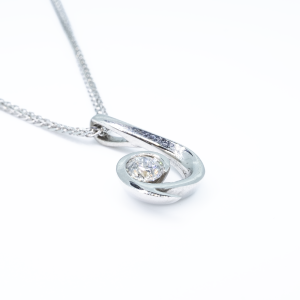 18ct white gold swirl design pendant