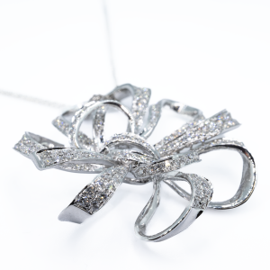 18ct white gold floral design pendant
