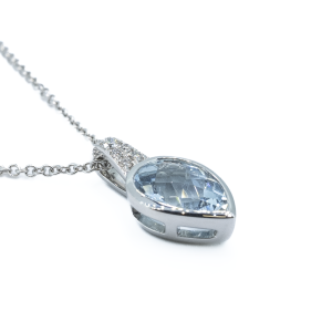 18ct white gold aquamarine pendant