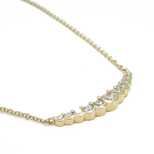 18ct yellow gold claw set pendant