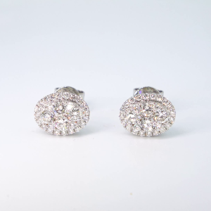 18ct white gold 0.97ct oval shaped diamond cluster