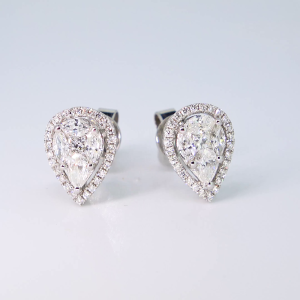 18ct white gold 0.97ct pear shaped diamond cluster halo