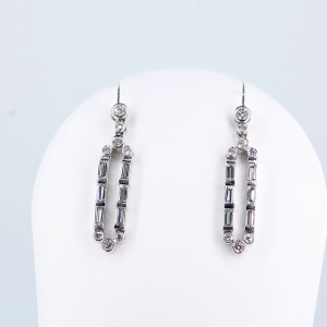 18ct white gold baguette cut drop design