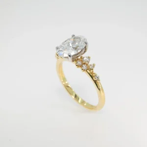 18ct Yellow gold scattered shoulder ring